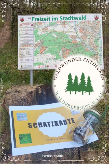 Eine Schatzkarte und eine Übersichtstafel mit Wanderwegen im Wald.
